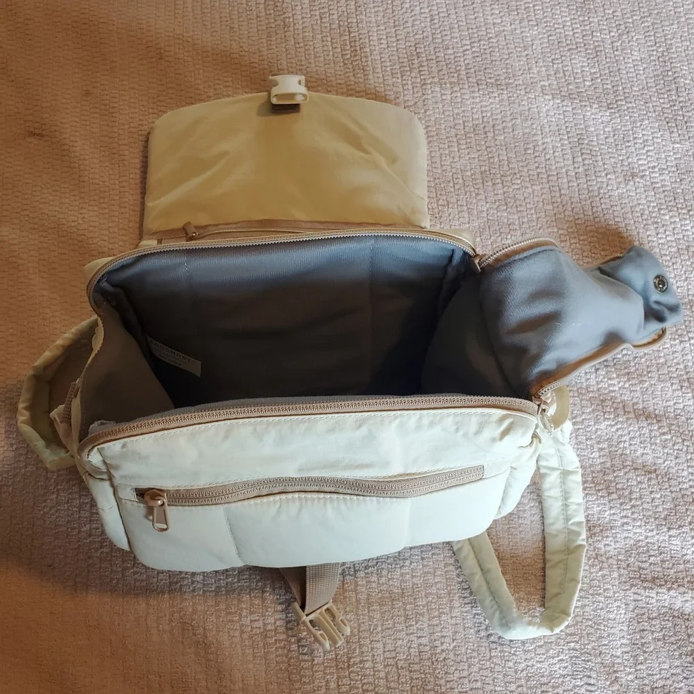 BAGSMART Puffy Small Camera Bag Cream Quilted Case with Rain Cover Tripod Holder